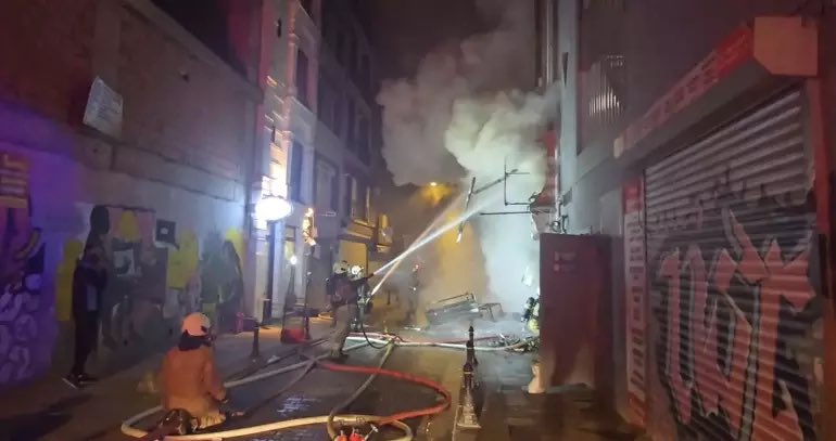 Kadıköy’de iş yeri alev alev yandı