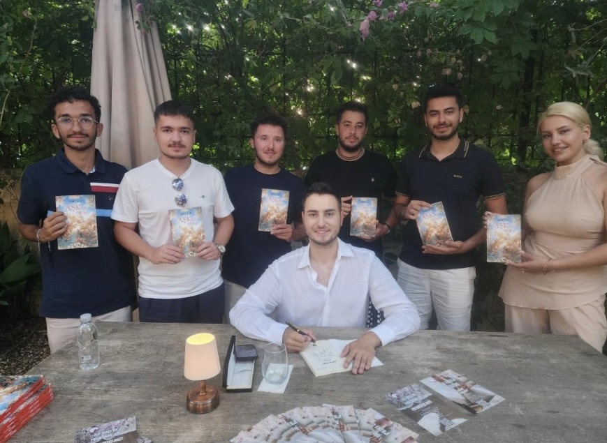 Kitap Kafesinde Keyifli Bir Söyleşi