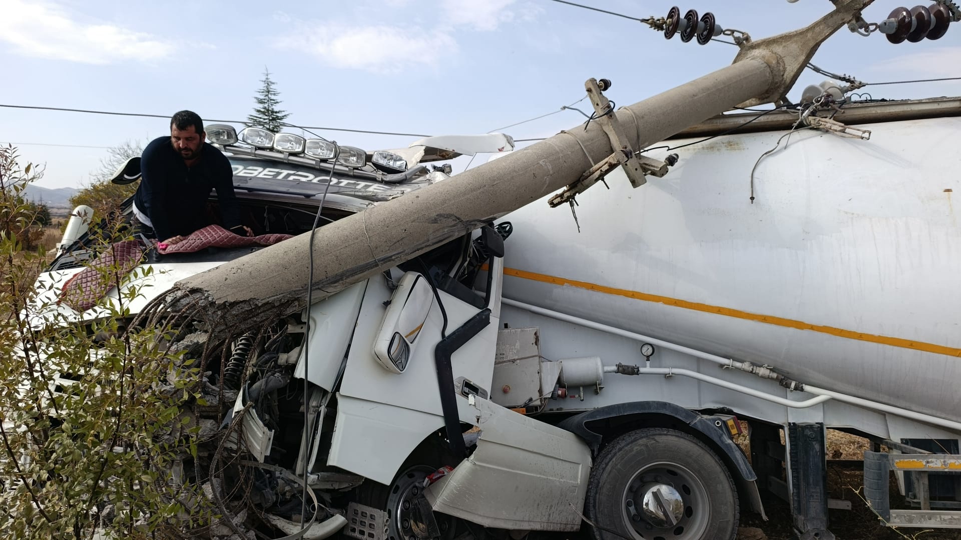 SON DAKİKA! Elazığ-Malatya Yolunda Feci Kaza: Araç Elektrik Direğine Çarptı!
