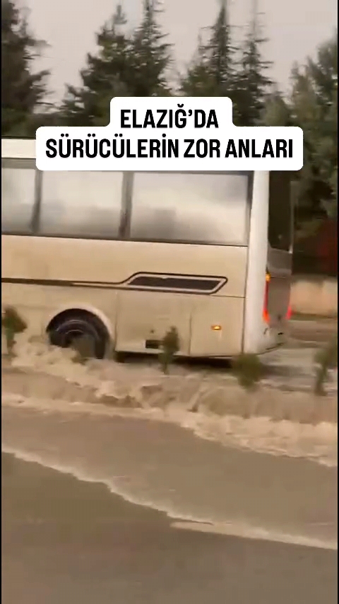 Yazıkonak’ta Yağış Hayatı Felç Etti: Yollar Göle Döndü, Sürücüler Zor Anlar Yaşadı