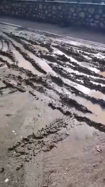 ATAŞEHİR’DE ÇAMUR KUŞATMASI: VATANDAŞ EVİNE MAHKÛM OLDU!