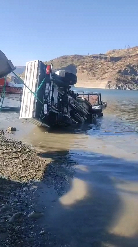 ELAZIĞ KARAKOÇAN’DA KORKUNÇ TRAJEDİ! OTOMOBİL BARAJA UÇTU: GENÇ KADIN MÜHENDİS HAYATINI KAYBETTİ