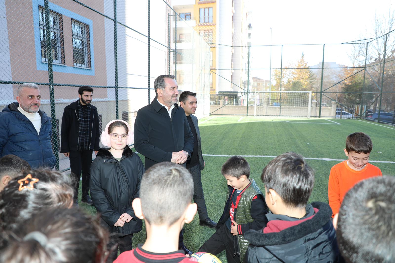 BAŞKAN ŞERİFOĞULLARI SAHADA: MİNİKLERLE TOP, VATANDAŞLA SOHBET