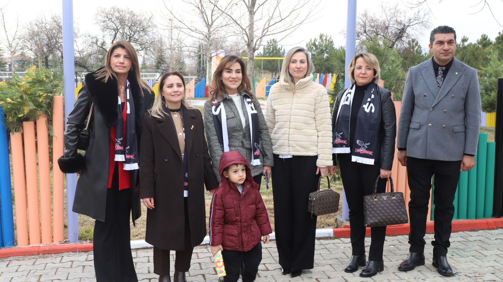 Beşiktaş Kulübü’nün yürüttüğü “İyiliğe Kanat Aç” sosyal sorumluluk projesi kapsamında Elazığ’a gelen Beşiktaş Kulübü’nün önemli temsilcileri, Elazığ’a ziyaret gerçekleştirerek toplumsal projelere destek verdi.  Beşiktaş’tan Elazığ’da Anlamlı Sosyal Sorumluluk Buluşması  Beşiktaş Kulübü’nün yürüttüğü “İyiliğe Kanat Aç” sosyal sorumluluk projesi kapsamında Elazığ’a; Beşiktaş Kulübü Başkanı Serdal Adalı’nın eşi Eren Adalı, İkinci Başkan Hakan Daltaban’ın eşi Evrim Daltaban, Asbaşkan Murat Kılıç’ın eşi Cemafer Kılıç, Yönetim Kurulu Üyesi Toygun Batallı’nın eşi Halide Pınar Batallı, Genel Sekreter Uğur Fora, İcra Kurulu Üyesi Ferdi Korkmaz, İcra Kurulu ve Sivil Toplum Proje Danışmanı Şule Gökırmak ile Beşiktaş Başkanı özel kalemi Yonca Yaş yer aldı.  HİPODROMDA SOSYAL SORUMLULUK BULUŞMASI Beşiktaş Kulübü’nün yürüttüğü “İyiliğe Kanat Aç” sosyal sorumluluk projesi kapsamında programın ilk durağı Elazığ Hipodromu oldu. Ziyarete; Elazığ Valisi Numan Hatipoğlu’nun eşi Prof. Dr. Ayfer Hatipoğlu, Vali Yardımcısı Armağan Yazıcı, Belediye Başkanı Şahin Şerifoğulları’nın eşi Arzu Şerifoğulları, İl Emniyet Müdürü Adnan Karayel’in eşi Ayşen Karayel, Fırat Üniversitesi Rektörü Fahrettin Göktaş’ın eşi Hülya Göktaş, Kolordu Komutanı’nın eşi Handan Durmaz ve Cumhuriyet Başsavcısı Aşkın Yeğin’in eşi Ayşe Yıldız Yeğin de eşlik etti. Heyet, atıl durumdaki malzemelerin değerlendirilmesiyle oluşturulan empati parkuru, geri dönüşüm kütüphanesi ve oyun alanlarını gezerek yürütülen çalışmalar hakkında bilgi aldı. Ziyaret sonunda pasta kesilirken, katılımcılara hediyeler takdim edildi ve hatıra fotoğrafı çekildi. Heyet daha sonra Sevgi Evleri ve Beyaz Ev’i ziyaret etti.