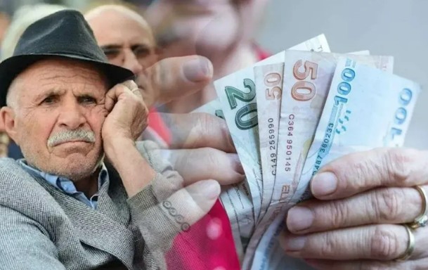 Emeklilerin Büyük Soru İşareti: “2026’da Yılbaşı İkramiyesi Var mı?”