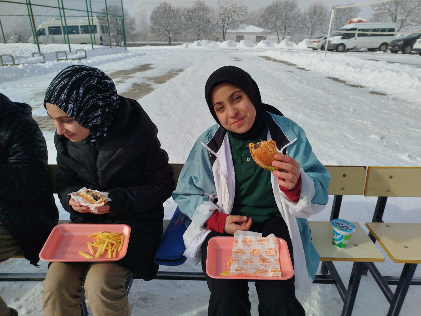 Bayramyazı İlkokulunda Anlamlı Etkinlik: Öğrenciler ve Misafirlere Hamburger İkramı
