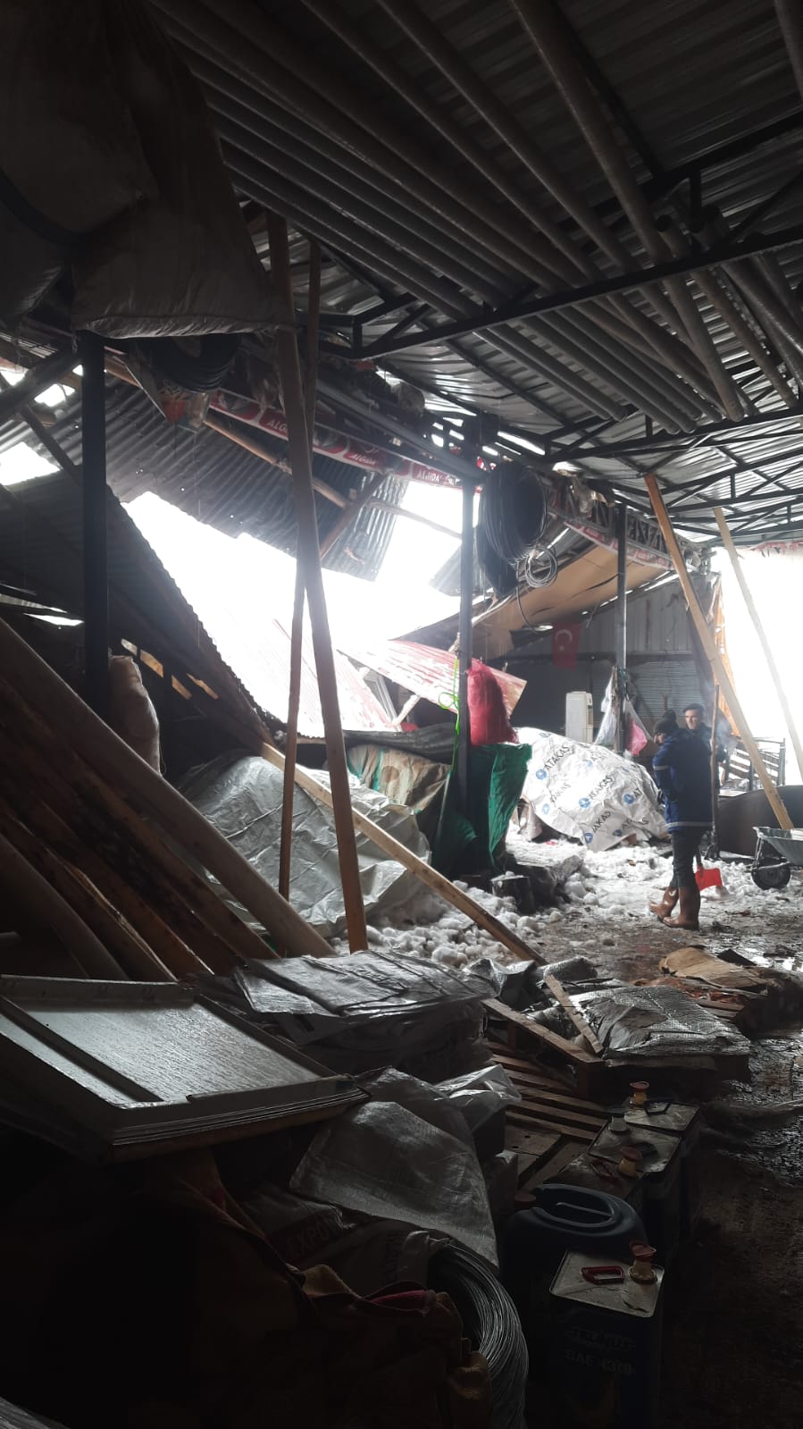 FIRTINA VURDU, KÖYÜN TEK MARKETİ ÇÖKTÜ!