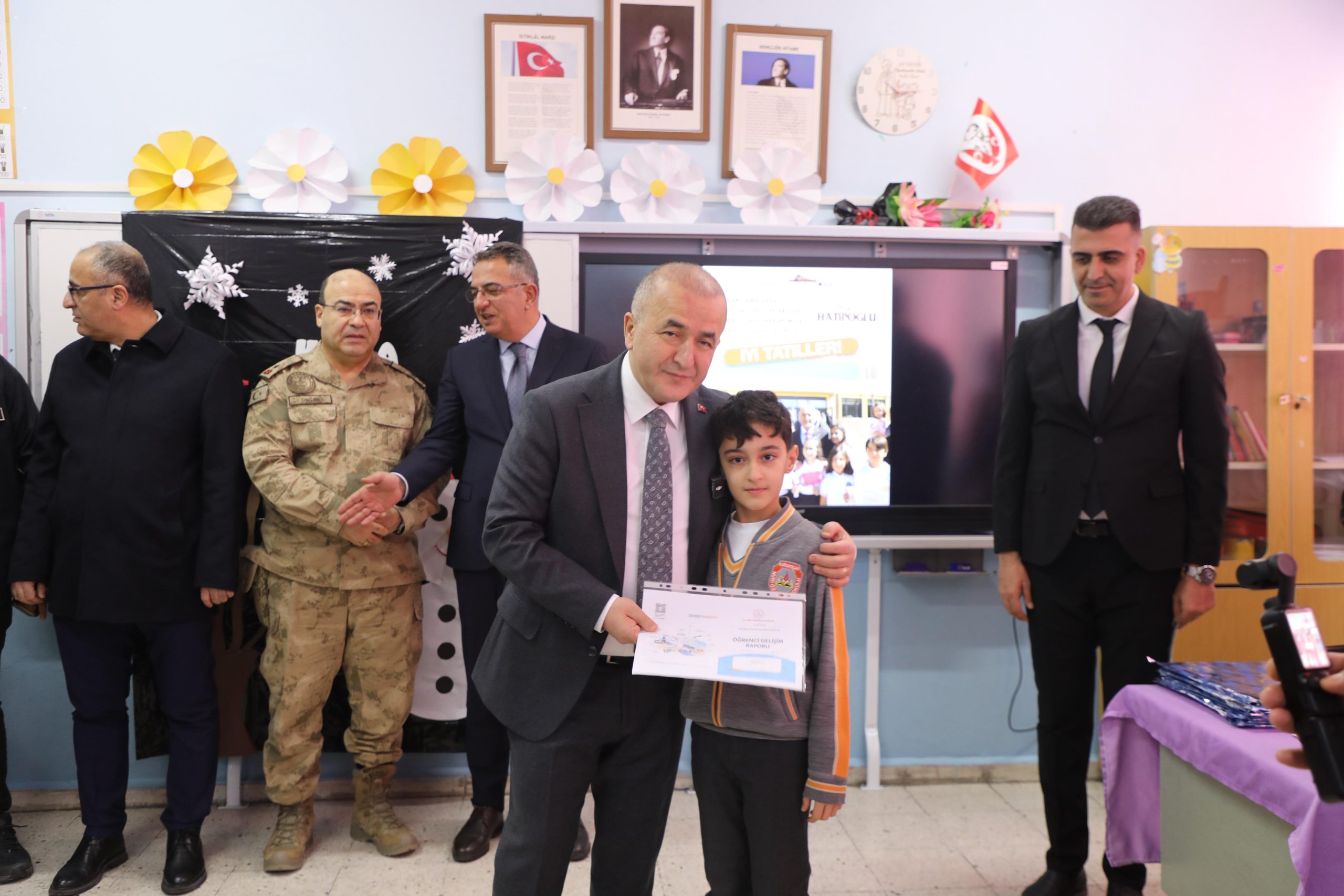 Vali Hatipoğlu Karakoçan’da Karne Sevincine Ortak Oldu