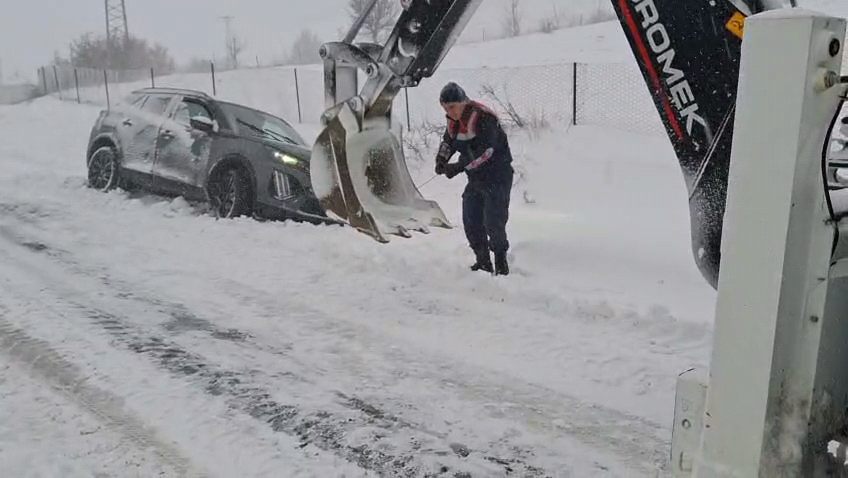 İL ÖZEL İDARESİ SAHADA: SİVRİCE’DE TİPİYE RAĞMEN MAHSUR KALAN ARAÇLAR KURTARILDI