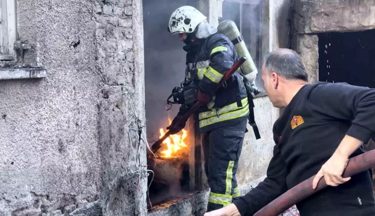 Apartmanın kömürlüğündeki yangın paniğe neden oldu