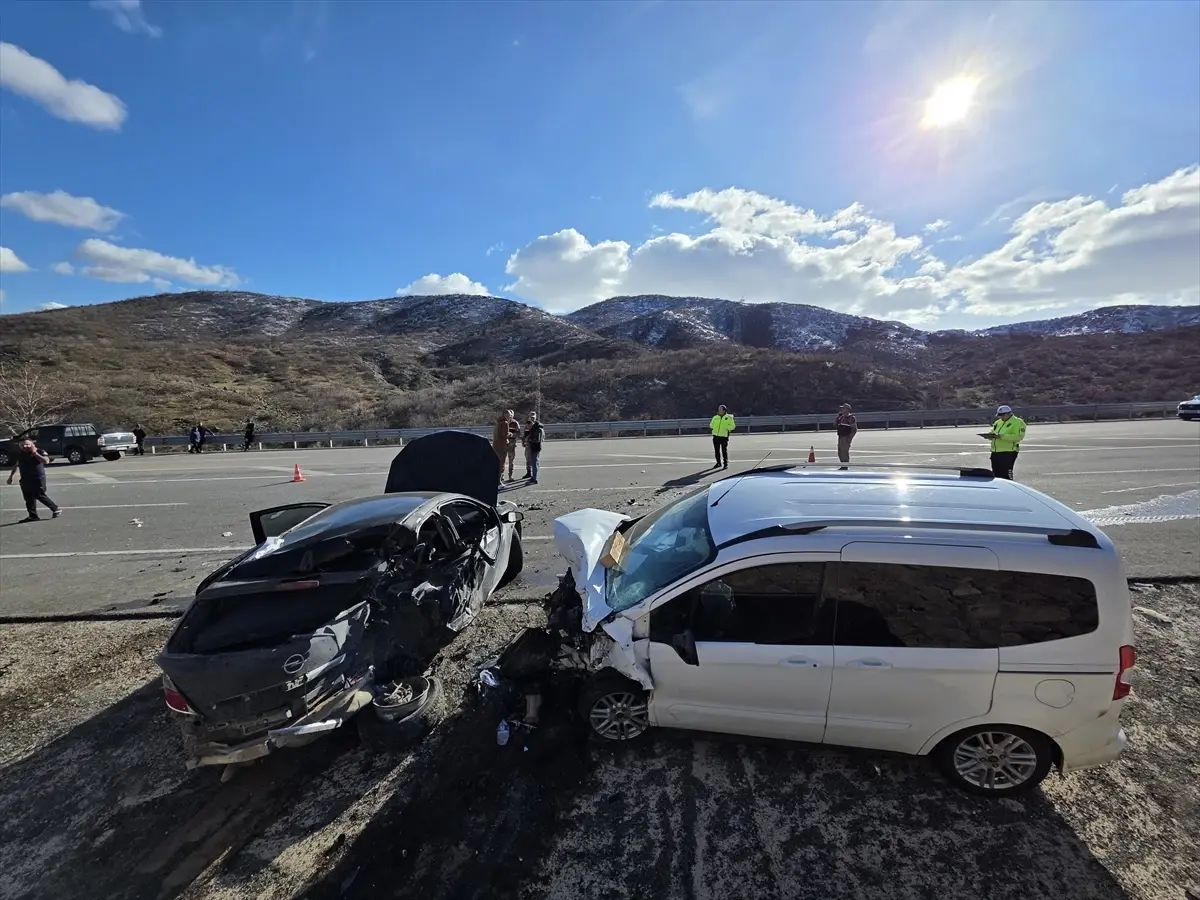 Bingöl’de otomobil ile hafif ticari araç çarpıştı, 1 kişi öldü, 4 kişi yaralandı