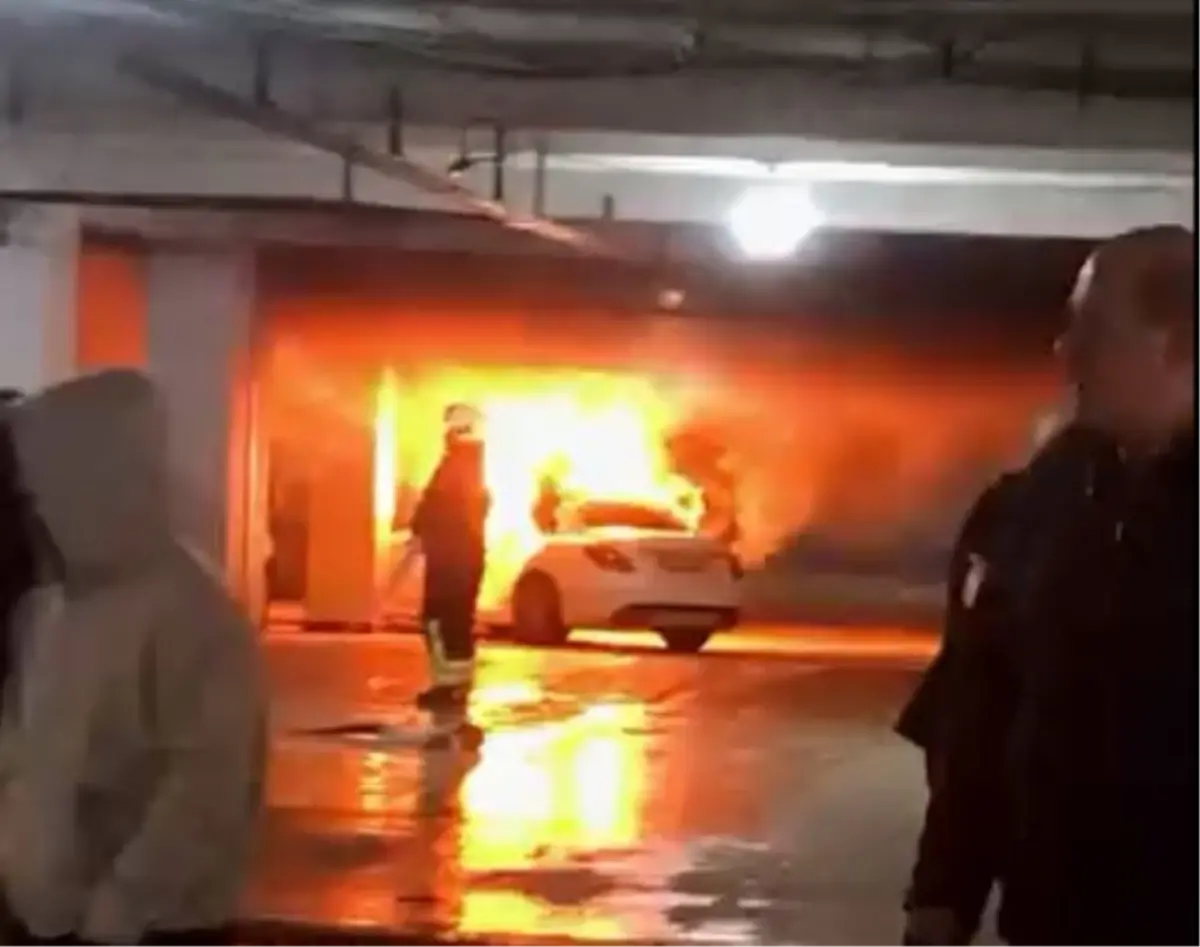 Otomobil otoparkta alev aldı