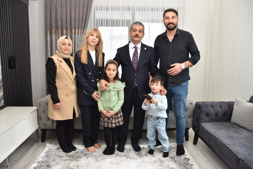 Milletvekili Erol Keleş’ten Minik Öğrencilere Bayram Ziyareti