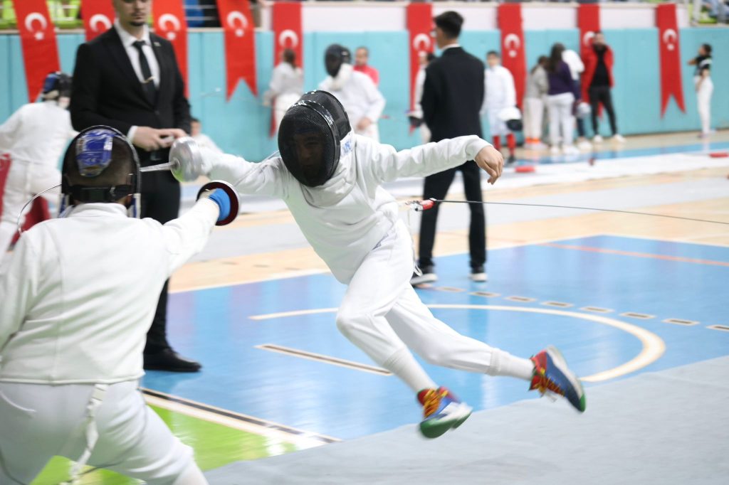 KUPALAR SAHİPLERİNİ BULDU, ELAZIĞ ESKRİMDE GÜCÜNÜ GÖSTERDİ