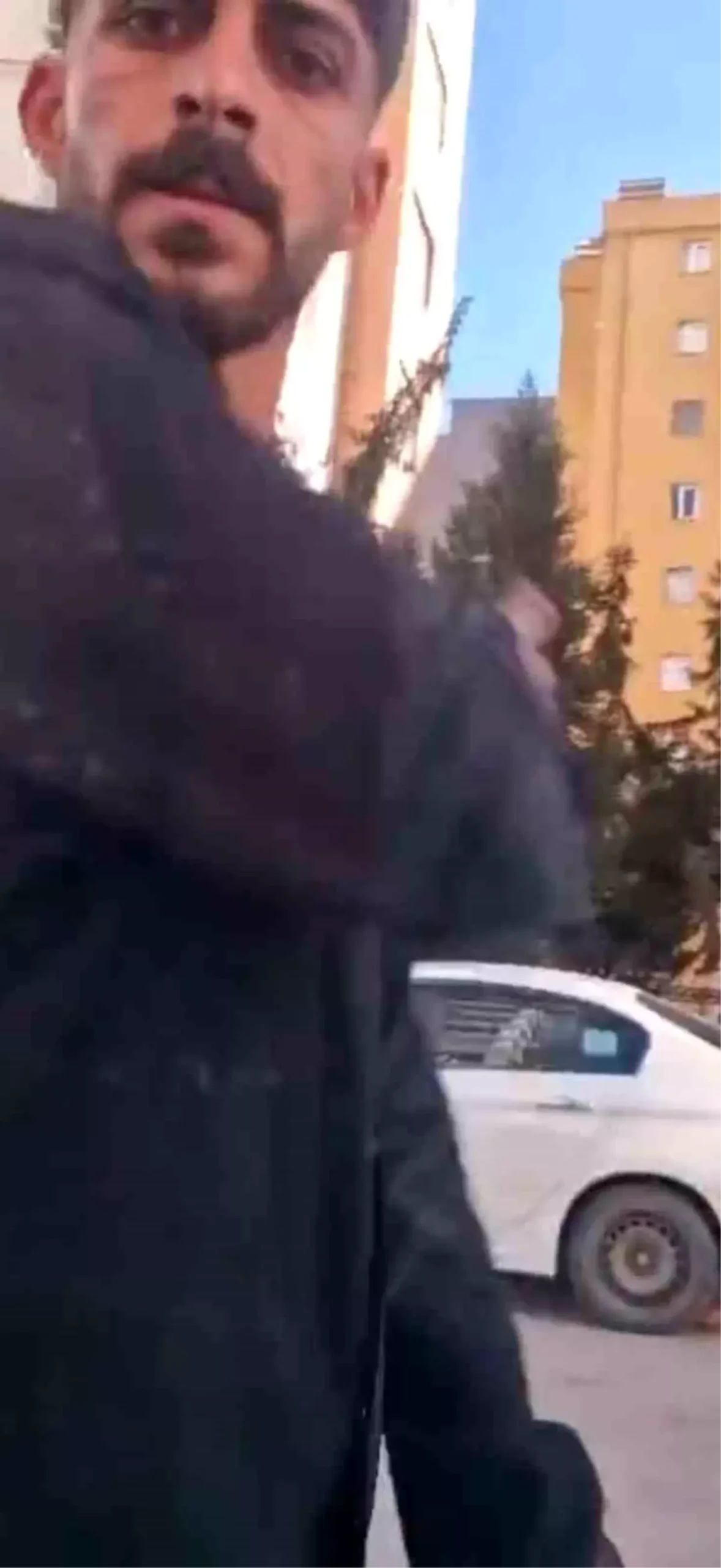 Adana’da trafikte yol verme kavgasında aracın önünü kesip saldırdılar