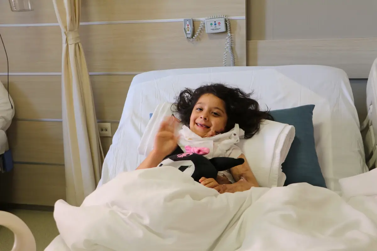 Ankara’da gerçekleştirilen deri nakli operasyonuyla Gülşah’ın çenesi boynundan ayrıldı