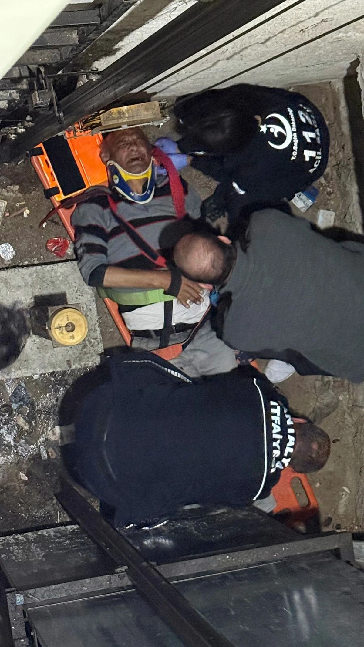 Asansörün kapısını açınca 5 metreden boşluğa düştü