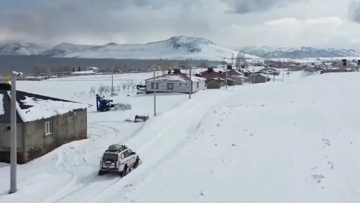 Kar ve Tipi Nedeniyle Yolu Kapanan Köyde Kadın Paletli Kar Ambulansıyla Hastaneye Ulaştırıldı