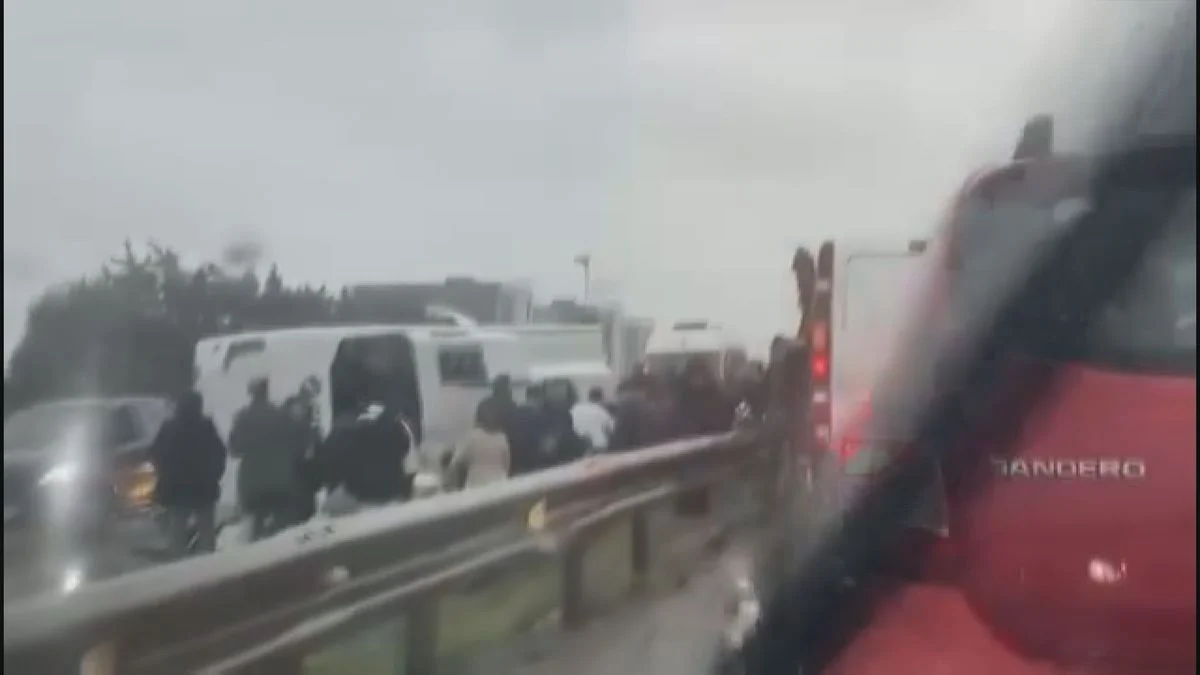 Büyükçekmece D-100 Karayolu’nda midibüs devrildi; kaza kamerada