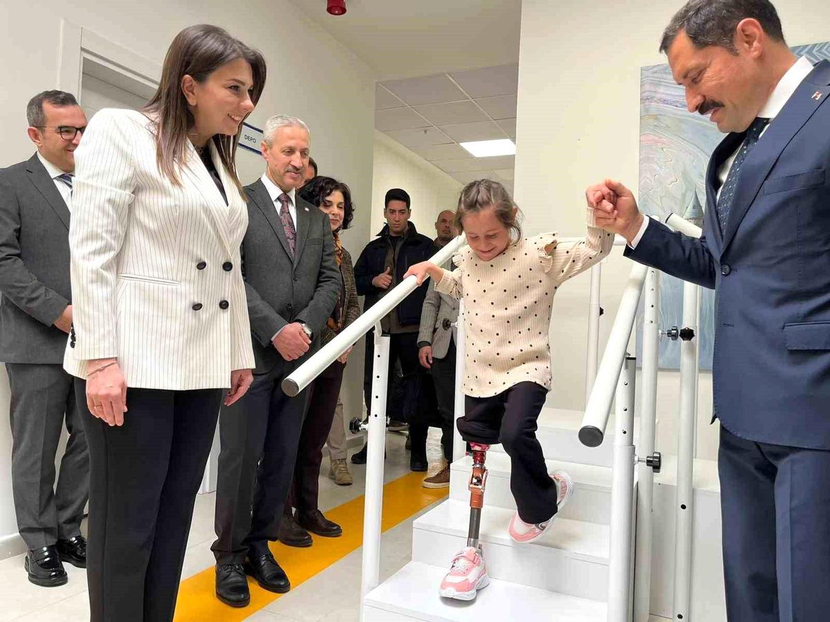 Depremde ailesini kaybeden Zeynep, Barbie’li protez bacağıyla yeni hayatına ilk adımlarını alkışlar eşliğinde attı