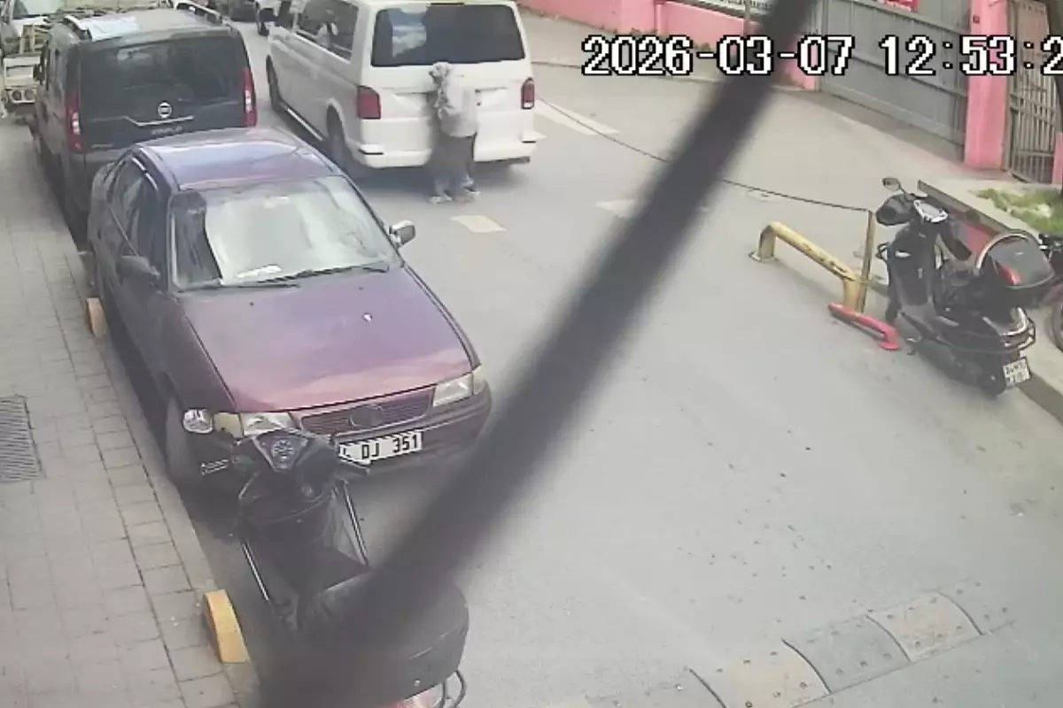 Fatih’te yaya geçidindeki kadın sürücüsü geri manevra yapan minibüsün altında kaldı