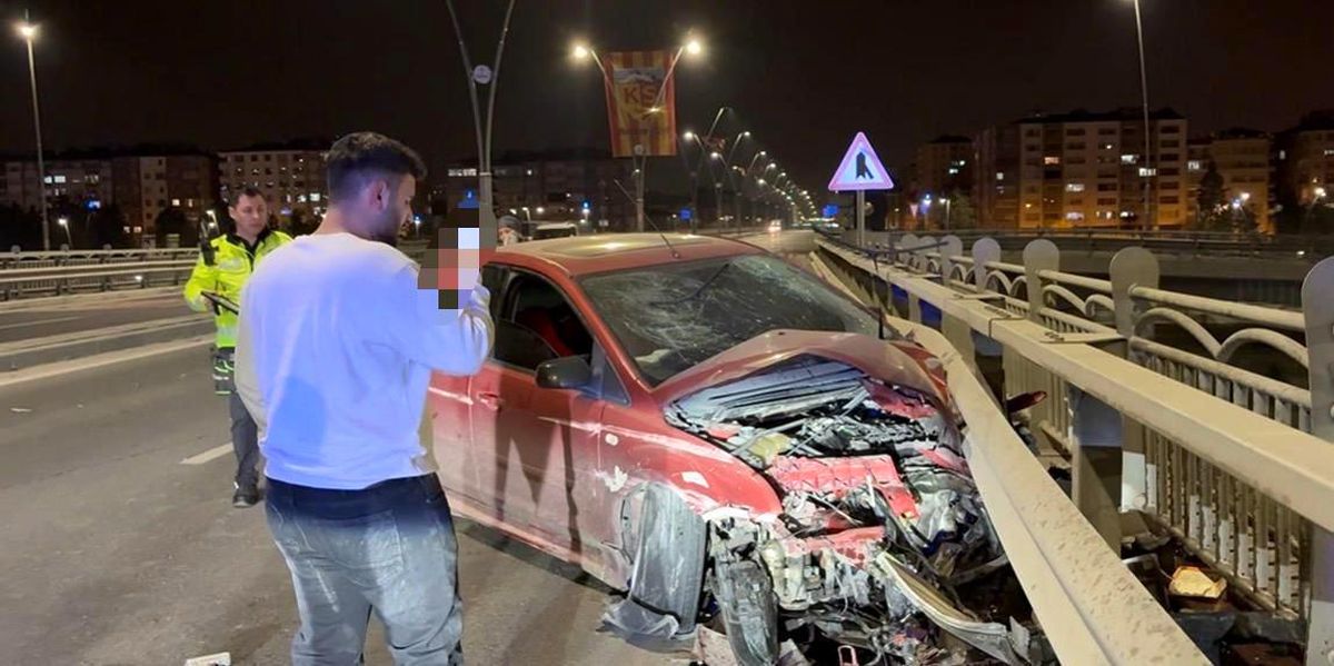 Kayseri’de karşı yola geçen otomobil bariyerlere çarptı