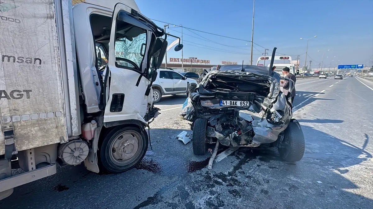 Kocaeli’de otomobille kamyonetin çarpışması sonucu 2 kişi yaralandı