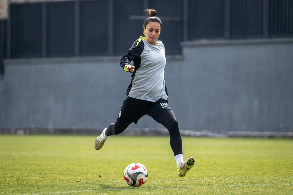 Milli futbolcu Emine Ecem Esen’den kadınlara ‘vazgeçmeyin’ mesajı Açıklaması
