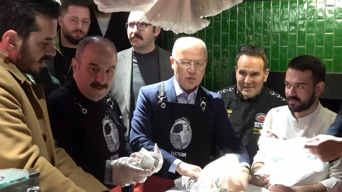 Mustafa Varank, Bursa’da geleneksel sahur programında vatandaşlarla bir araya geldi