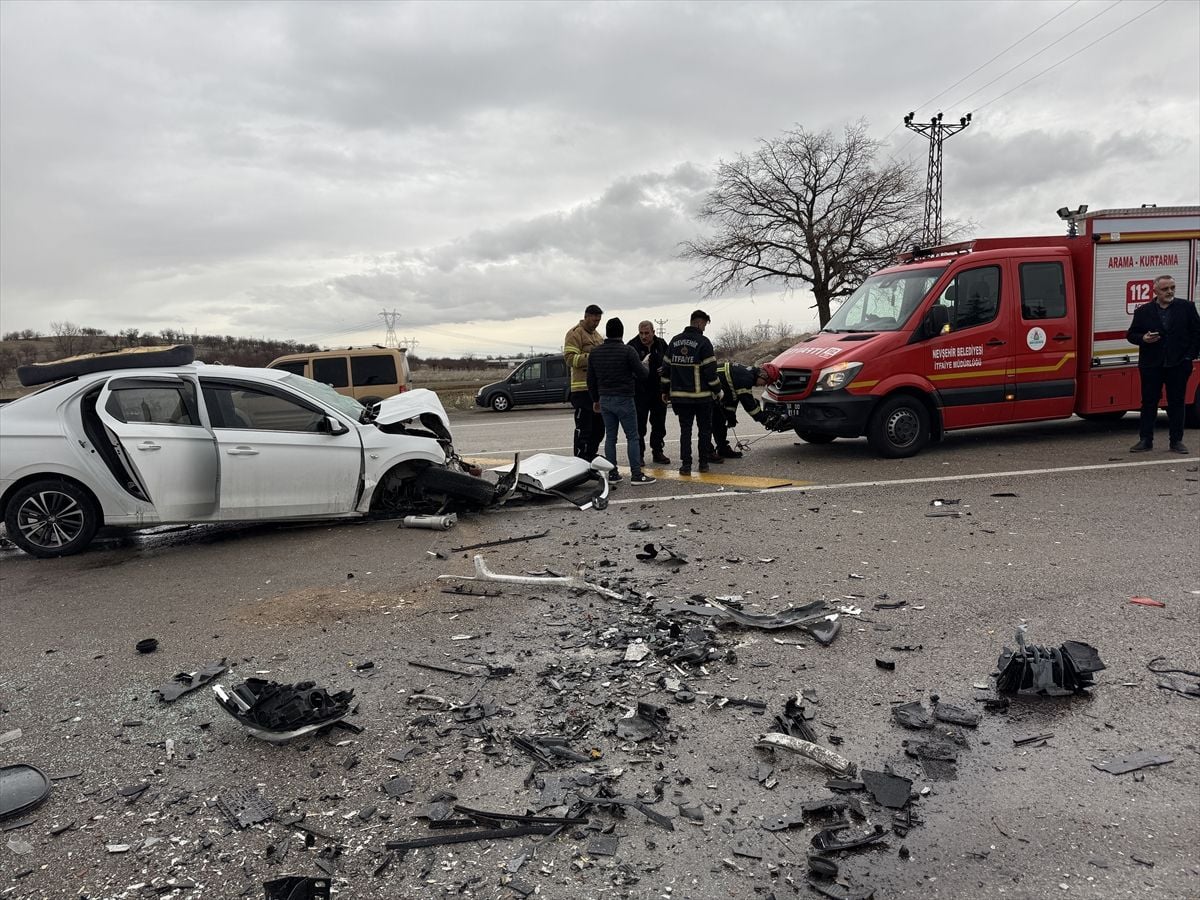 Nevşehir’de üç aracın karıştığı kazada 2 kişi öldü, 7 kişi yaralandı