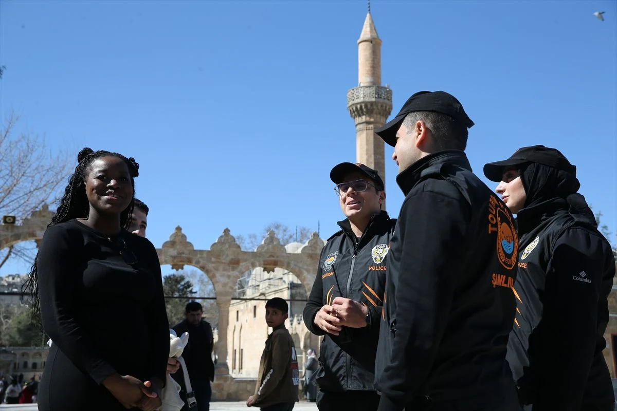 Şanlıurfa’da “turizm polisi” rehberlik hizmetiyle turistlere güven veriyor