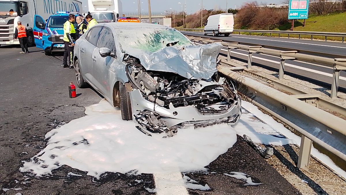 Silivri’de kamyonla otomobil çarpıştı