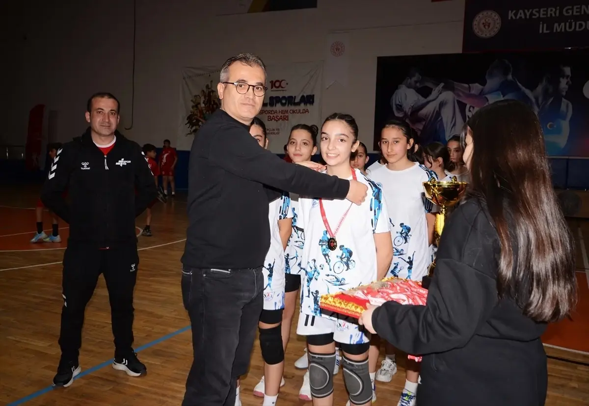 Spor AŞ Kız Hentbol Takımı il birincisi oldu