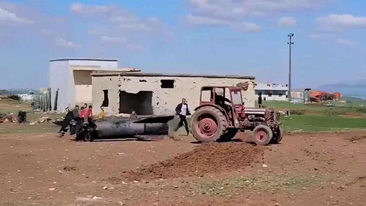 Suriyeli çiftçi, bahçesine düşen İran füzesinin enkazını hurdacıya sattı