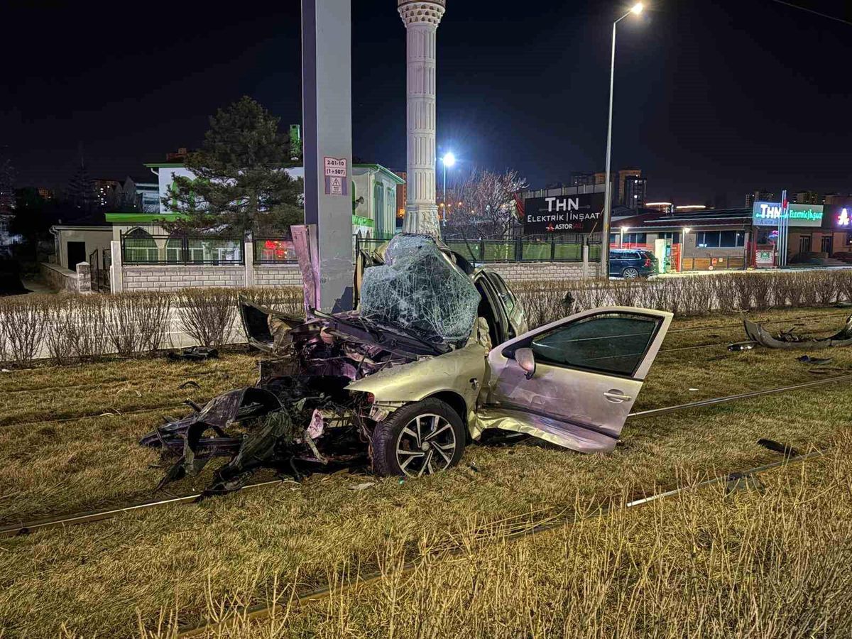 Tramvay yolundaki direğe çarpan otomobil kağıt gibi büküldü: 1 yaralı