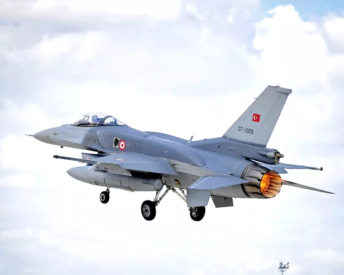 Türkiye’nin Kıbrıs’ın kuzeyine savaş uçağı konuşlandırması ne anlama geliyor?