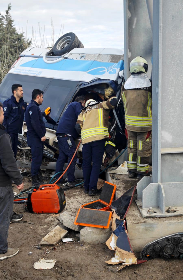 KAHRAMANKAZAN’DA FECİ KAZA