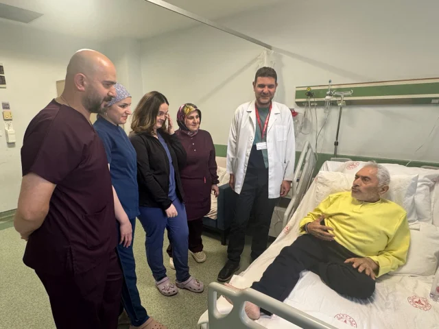 Kalbi 3 saat durdurularak, aort damarı değiştirildi